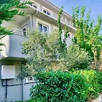 Ahmet Teacher's Is 6 Minutes From Istanbul Airport Деревянный коттедж Arnavutkoy