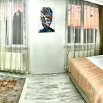 Ahmet Teacher's Is 6 Minutes From Istanbul Airport Деревянный коттедж *
