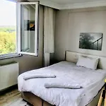 Деревянный коттедж Ahmet Teacher's Is 6 Minutes From Istanbul Airport